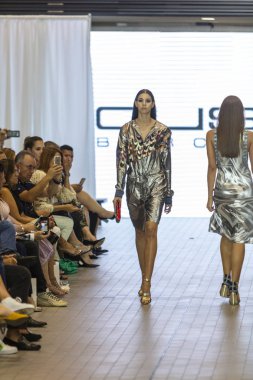 Bir modeli pist Custo Barcelona bahar yaz 2019 koleksiyonu Fashion Show için Güney Florida Uluslararası moda hafta 2018 Porsche Batı Broward Davie, Florida'da, üzerinde 28 Eylül 2019 sırasında yürür