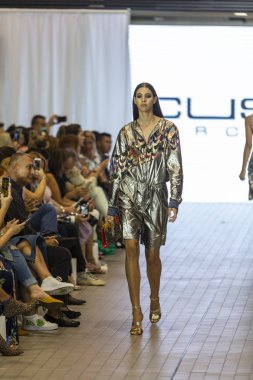 Bir modeli pist Custo Barcelona bahar yaz 2019 koleksiyonu Fashion Show için Güney Florida Uluslararası moda hafta 2018 Porsche Batı Broward Davie, Florida'da, üzerinde 28 Eylül 2019 sırasında yürür