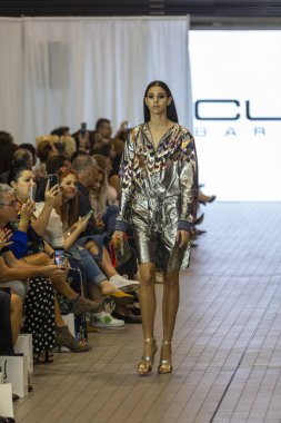 Bir modeli pist Custo Barcelona bahar yaz 2019 koleksiyonu Fashion Show için Güney Florida Uluslararası moda hafta 2018 Porsche Batı Broward Davie, Florida'da, üzerinde 28 Eylül 2019 sırasında yürür