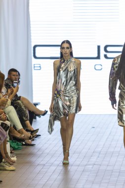 Bir modeli pist Custo Barcelona bahar yaz 2019 koleksiyonu Fashion Show için Güney Florida Uluslararası moda hafta 2018 Porsche Batı Broward Davie, Florida'da, üzerinde 28 Eylül 2019 sırasında yürür