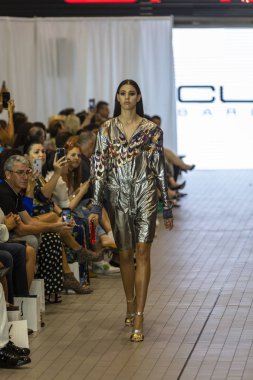 Bir modeli pist Custo Barcelona bahar yaz 2019 koleksiyonu Fashion Show için Güney Florida Uluslararası moda hafta 2018 Porsche Batı Broward Davie, Florida'da, üzerinde 28 Eylül 2019 sırasında yürür