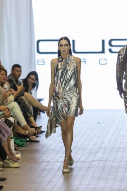Bir modeli pist Custo Barcelona bahar yaz 2019 koleksiyonu Fashion Show için Güney Florida Uluslararası moda hafta 2018 Porsche Batı Broward Davie, Florida'da, üzerinde 28 Eylül 2019 sırasında yürür