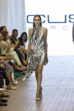 Bir modeli pist Custo Barcelona bahar yaz 2019 koleksiyonu Fashion Show için Güney Florida Uluslararası moda hafta 2018 Porsche Batı Broward Davie, Florida'da, üzerinde 28 Eylül 2019 sırasında yürür