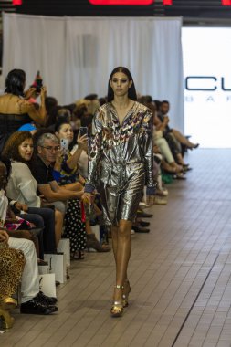 Bir modeli pist Custo Barcelona bahar yaz 2019 koleksiyonu Fashion Show için Güney Florida Uluslararası moda hafta 2018 Porsche Batı Broward Davie, Florida'da, üzerinde 28 Eylül 2019 sırasında yürür