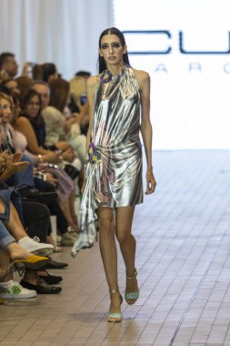 Bir modeli pist Custo Barcelona bahar yaz 2019 koleksiyonu Fashion Show için Güney Florida Uluslararası moda hafta 2018 Porsche Batı Broward Davie, Florida'da, üzerinde 28 Eylül 2019 sırasında yürür