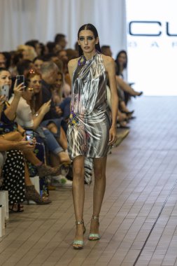 Bir modeli pist Custo Barcelona bahar yaz 2019 koleksiyonu Fashion Show için Güney Florida Uluslararası moda hafta 2018 Porsche Batı Broward Davie, Florida'da, üzerinde 28 Eylül 2019 sırasında yürür