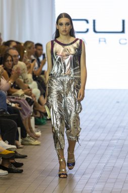 Bir modeli pist Custo Barcelona bahar yaz 2019 koleksiyonu Fashion Show için Güney Florida Uluslararası moda hafta 2018 Porsche Batı Broward Davie, Florida'da, üzerinde 28 Eylül 2019 sırasında yürür