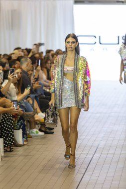 Manken Custo Barcelona bahar yaz 2019 koleksiyonu moda gösterisi için pist boyunca South Florida Uluslararası moda hafta 2019 Davie Porsche Batı Broward, 28 Eylül 2018 üzerinde yürür