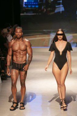 Manken Gyv bana vücut koleksiyonu 2018 defile sırasında sanat kalpler moda yüzmek 2019 Miami Beach Faena Forum üzerinde 13 Temmuz 2018 yaz için pist yürür