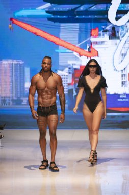 Manken Gyv bana vücut koleksiyonu 2018 defile sırasında sanat kalpler moda yüzmek 2019 Miami Beach Faena Forum üzerinde 13 Temmuz 2018 yaz için pist yürür