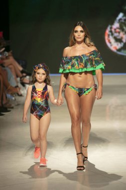 Manken Gyv bana vücut koleksiyonu 2018 defile sırasında sanat kalpler moda yüzmek 2019 Miami Beach Faena Forum üzerinde 13 Temmuz 2018 yaz için pist yürür