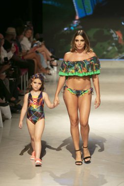 Manken Gyv bana vücut koleksiyonu 2018 defile sırasında sanat kalpler moda yüzmek 2019 Miami Beach Faena Forum üzerinde 13 Temmuz 2018 yaz için pist yürür
