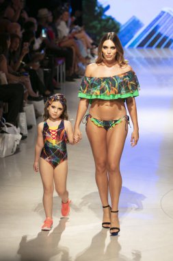 Manken Gyv bana vücut koleksiyonu 2018 defile sırasında sanat kalpler moda yüzmek 2019 Miami Beach Faena Forum üzerinde 13 Temmuz 2018 yaz için pist yürür