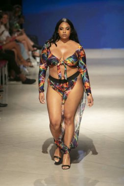 Manken Gyv bana vücut koleksiyonu 2018 defile sırasında sanat kalpler moda yüzmek 2019 Miami Beach Faena Forum üzerinde 13 Temmuz 2018 yaz için pist yürür