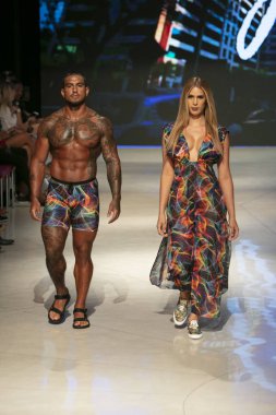 Manken Gyv bana vücut koleksiyonu 2018 defile sırasında sanat kalpler moda yüzmek 2019 Miami Beach Faena Forum üzerinde 13 Temmuz 2018 yaz için pist yürür