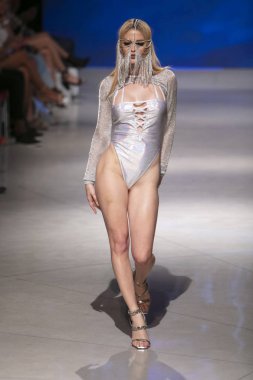 Manken Gyv bana vücut koleksiyonu 2018 defile sırasında sanat kalpler moda yüzmek 2019 Miami Beach Faena Forum üzerinde 13 Temmuz 2018 yaz için pist yürür