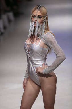 Manken Gyv bana vücut koleksiyonu 2018 defile sırasında sanat kalpler moda yüzmek 2019 Miami Beach Faena Forum üzerinde 13 Temmuz 2018 yaz için pist yürür