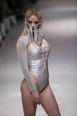 Manken Gyv bana vücut koleksiyonu 2018 defile sırasında sanat kalpler moda yüzmek 2019 Miami Beach Faena Forum üzerinde 13 Temmuz 2018 yaz için pist yürür