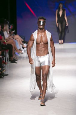 Manken Gyv bana vücut koleksiyonu 2018 defile sırasında sanat kalpler moda yüzmek 2019 Miami Beach Faena Forum üzerinde 13 Temmuz 2018 yaz için pist yürür