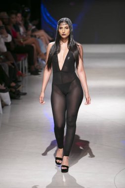 Manken Gyv bana vücut koleksiyonu 2018 defile sırasında sanat kalpler moda yüzmek 2019 Miami Beach Faena Forum üzerinde 13 Temmuz 2018 yaz için pist yürür