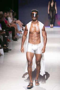 Manken Gyv bana vücut koleksiyonu 2018 defile sırasında sanat kalpler moda yüzmek 2019 Miami Beach Faena Forum üzerinde 13 Temmuz 2018 yaz için pist yürür