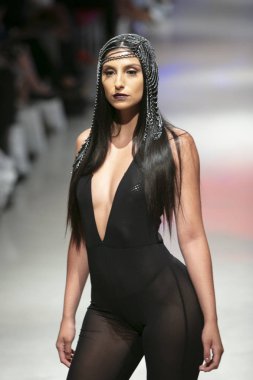 Manken Gyv bana vücut koleksiyonu 2018 defile sırasında sanat kalpler moda yüzmek 2019 Miami Beach Faena Forum üzerinde 13 Temmuz 2018 yaz için pist yürür