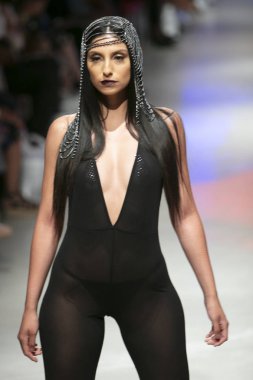 Manken Gyv bana vücut koleksiyonu 2018 defile sırasında sanat kalpler moda yüzmek 2019 Miami Beach Faena Forum üzerinde 13 Temmuz 2018 yaz için pist yürür