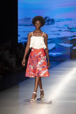 Manken Carolina Estefan moda Show Resort 2018 koleksiyonda Miami moda hafta 2017 Miami'de Buz Sarayı'nda 2 Haziran 218 üzerinde sırasında pist yürür
