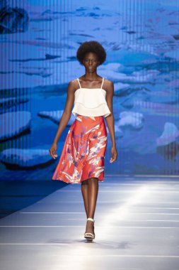 Manken Carolina Estefan moda Show Resort 2018 koleksiyonda Miami moda hafta 2017 Miami'de Buz Sarayı'nda 2 Haziran 218 üzerinde sırasında pist yürür