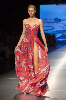 Manken Carolina Estefan moda Show Resort 2018 koleksiyonda Miami moda hafta 2017 Miami'de Buz Sarayı'nda 2 Haziran 218 üzerinde sırasında pist yürür