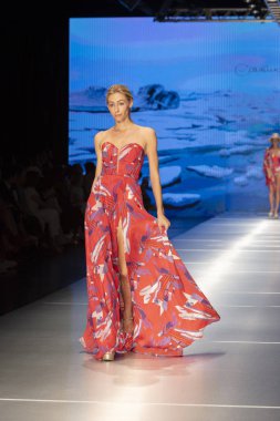 Manken Carolina Estefan moda Show Resort 2018 koleksiyonda Miami moda hafta 2017 Miami'de Buz Sarayı'nda 2 Haziran 218 üzerinde sırasında pist yürür