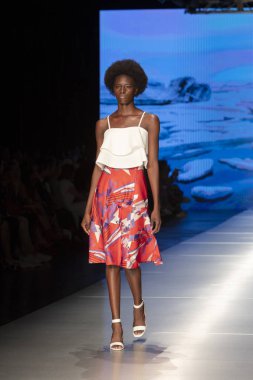 Manken Carolina Estefan moda Show Resort 2018 koleksiyonda Miami moda hafta 2017 Miami'de Buz Sarayı'nda 2 Haziran 218 üzerinde sırasında pist yürür