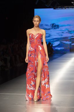 Manken Carolina Estefan moda Show Resort 2018 koleksiyonda Miami moda hafta 2017 Miami'de Buz Sarayı'nda 2 Haziran 218 üzerinde sırasında pist yürür