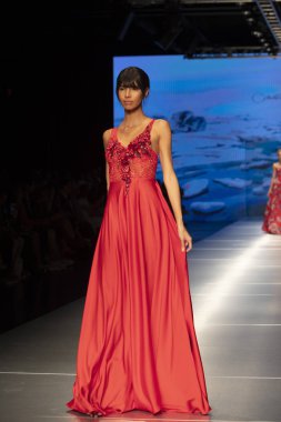 Manken Carolina Estefan moda Show Resort 2018 koleksiyonda Miami moda hafta 2017 Miami'de Buz Sarayı'nda 2 Haziran 218 üzerinde sırasında pist yürür