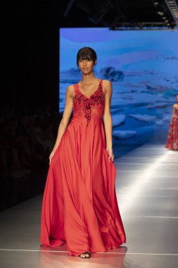 Manken Carolina Estefan moda Show Resort 2018 koleksiyonda Miami moda hafta 2017 Miami'de Buz Sarayı'nda 2 Haziran 218 üzerinde sırasında pist yürür