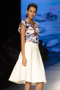 Manken Carolina Estefan moda Show Resort 2018 koleksiyonda Miami moda hafta 2017 Miami'de Buz Sarayı'nda 2 Haziran 218 üzerinde sırasında pist yürür