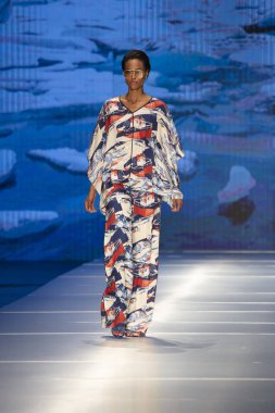 Manken Carolina Estefan moda Show Resort 2018 koleksiyonda Miami moda hafta 2017 Miami'de Buz Sarayı'nda 2 Haziran 218 üzerinde sırasında pist yürür