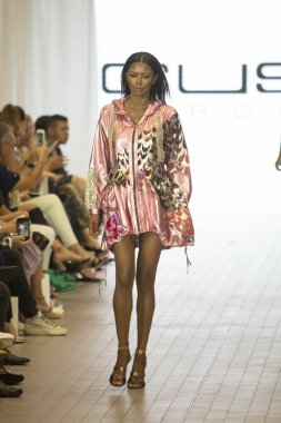 Bir model için tasarımcı Custo Barcelona bahar yaz 2019 toplama sırasında Güney Florida Uluslararası Moda haftasında Porsche Batı Broward Davie, Florida'da, 28 Eylül 2018 pist yürür