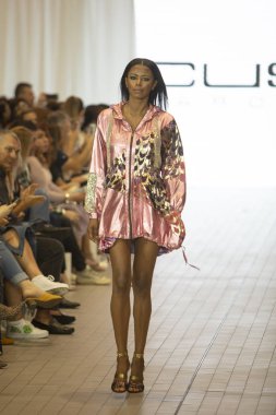 Bir model için tasarımcı Custo Barcelona bahar yaz 2019 toplama sırasında Güney Florida Uluslararası Moda haftasında Porsche Batı Broward Davie, Florida'da, 28 Eylül 2018 pist yürür