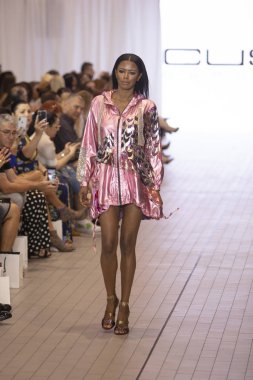 Bir model için tasarımcı Custo Barcelona bahar yaz 2019 toplama sırasında Güney Florida Uluslararası Moda haftasında Porsche Batı Broward Davie, Florida'da, 28 Eylül 2018 pist yürür