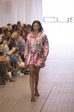 Bir model için tasarımcı Custo Barcelona bahar yaz 2019 toplama sırasında Güney Florida Uluslararası Moda haftasında Porsche Batı Broward Davie, Florida'da, 28 Eylül 2018 pist yürür