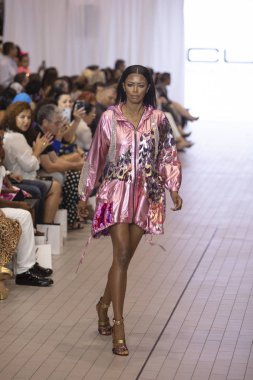 Bir model için tasarımcı Custo Barcelona bahar yaz 2019 toplama sırasında Güney Florida Uluslararası Moda haftasında Porsche Batı Broward Davie, Florida'da, 28 Eylül 2018 pist yürür