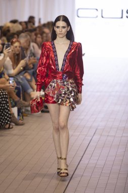 Bir model için tasarımcı Custo Barcelona bahar yaz 2019 toplama sırasında Güney Florida Uluslararası Moda haftasında Porsche Batı Broward Davie, Florida'da, 28 Eylül 2018 pist yürür