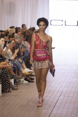 Bir model için tasarımcı Custo Barcelona bahar yaz 2019 toplama sırasında Güney Florida Uluslararası Moda haftasında Porsche Batı Broward Davie, Florida'da, 28 Eylül 2018 pist yürür