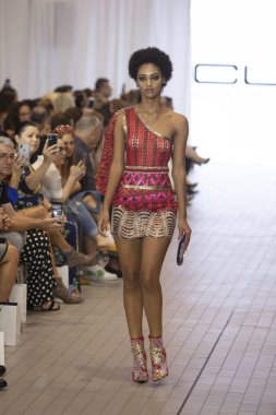 Bir model için tasarımcı Custo Barcelona bahar yaz 2019 toplama sırasında Güney Florida Uluslararası Moda haftasında Porsche Batı Broward Davie, Florida'da, 28 Eylül 2018 pist yürür