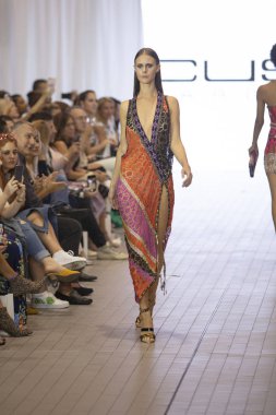 Bir model için tasarımcı Custo Barcelona bahar yaz 2019 toplama sırasında Güney Florida Uluslararası Moda haftasında Porsche Batı Broward Davie, Florida'da, 28 Eylül 2018 pist yürür