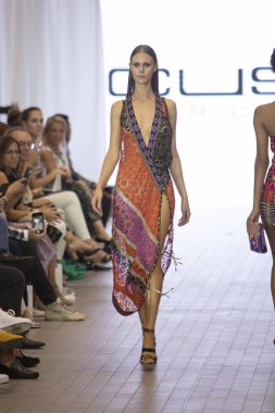 Bir model için tasarımcı Custo Barcelona bahar yaz 2019 toplama sırasında Güney Florida Uluslararası Moda haftasında Porsche Batı Broward Davie, Florida'da, 28 Eylül 2018 pist yürür