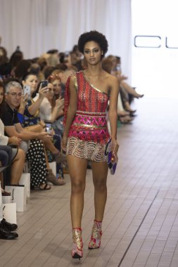 Bir model için tasarımcı Custo Barcelona bahar yaz 2019 toplama sırasında Güney Florida Uluslararası Moda haftasında Porsche Batı Broward Davie, Florida'da, 28 Eylül 2018 pist yürür