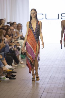 Bir model için tasarımcı Custo Barcelona bahar yaz 2019 toplama sırasında Güney Florida Uluslararası Moda haftasında Porsche Batı Broward Davie, Florida'da, 28 Eylül 2018 pist yürür