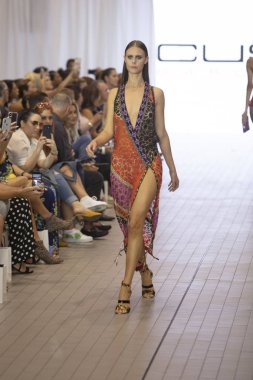 Bir model için tasarımcı Custo Barcelona bahar yaz 2019 toplama sırasında Güney Florida Uluslararası Moda haftasında Porsche Batı Broward Davie, Florida'da, 28 Eylül 2018 pist yürür